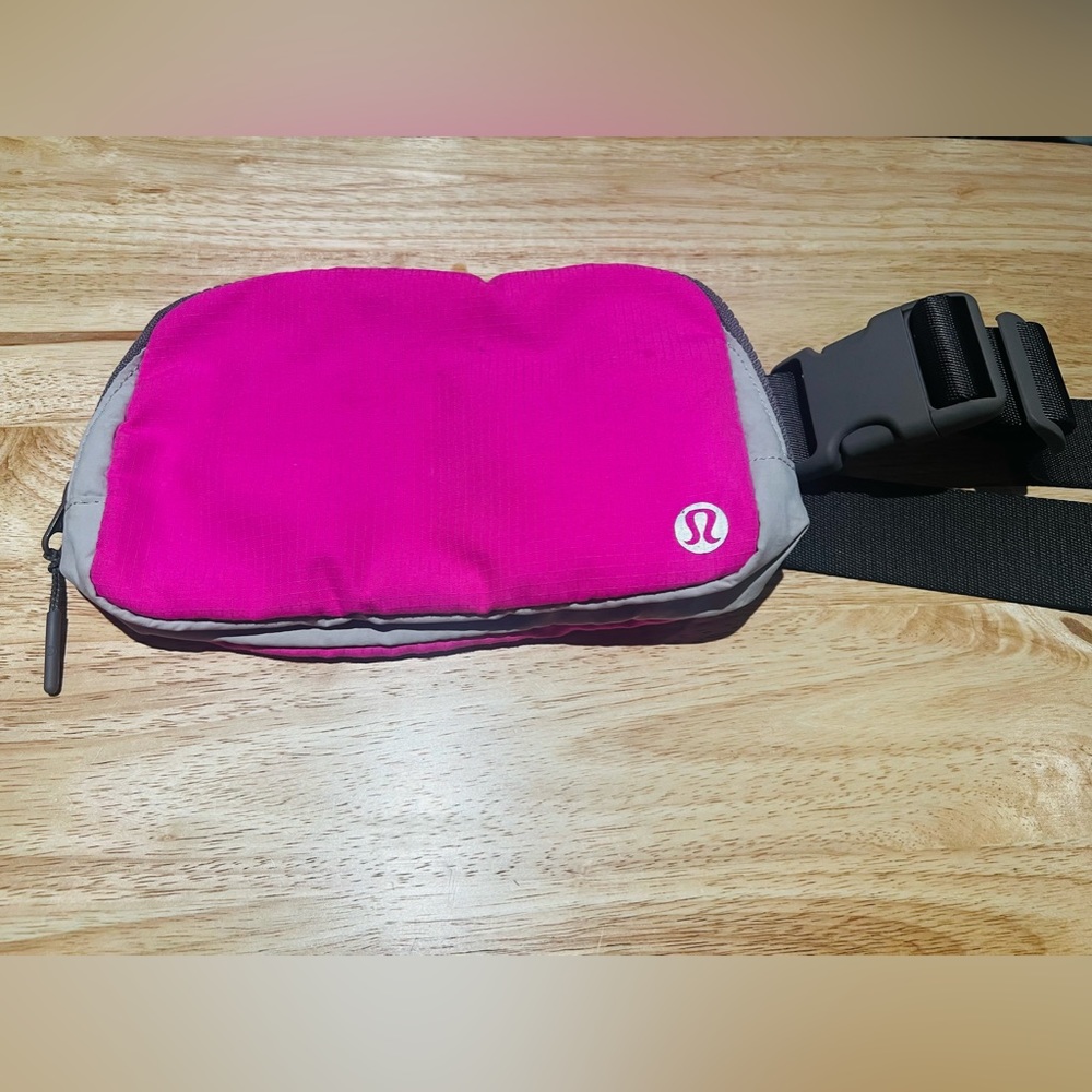 Sonic pink belt bag OG
